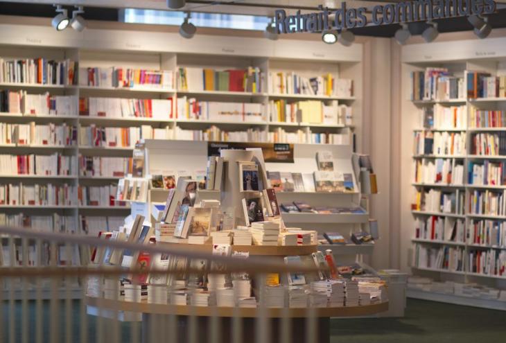 Un des espaces conviviaux des librairies © Payot